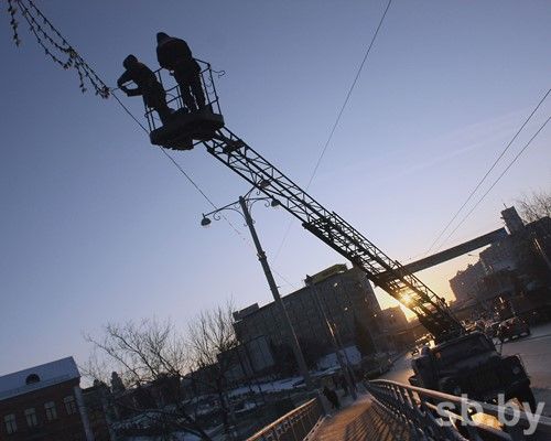 В Минске грузовик задел автовышку, припаркованную рядом с проезжей частью. Рабочие выпали из люльки